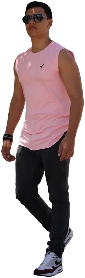 Modelo con la camiseta sin mangas Atlas en rosa