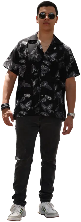 Modelo con la camisa de lino Aura en estampado tropical negro