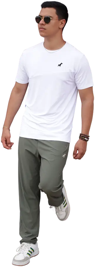 Modelo con la camiseta Dryfit en blanco