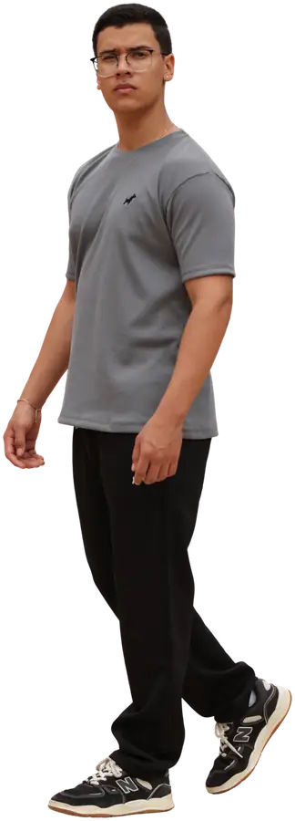 Modelo con la camiseta Helios en gris