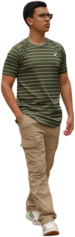 Modelo con la camiseta Kairos a rayas verdes