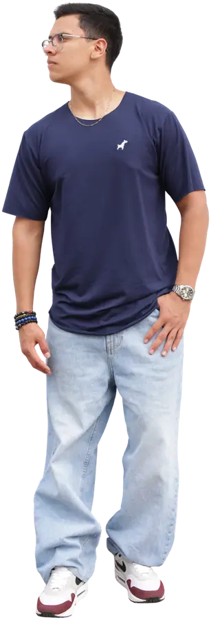Modelo con la camiseta Láser en azul y jean claro