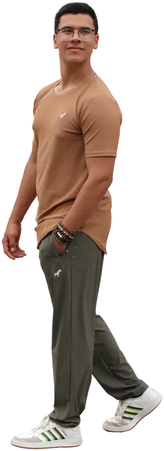 Modelo con el pantalón UltraFlex en verde y la camiseta Zeus camel
