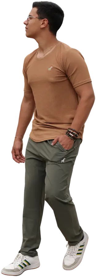Modelo con la camiseta Zeus en camel